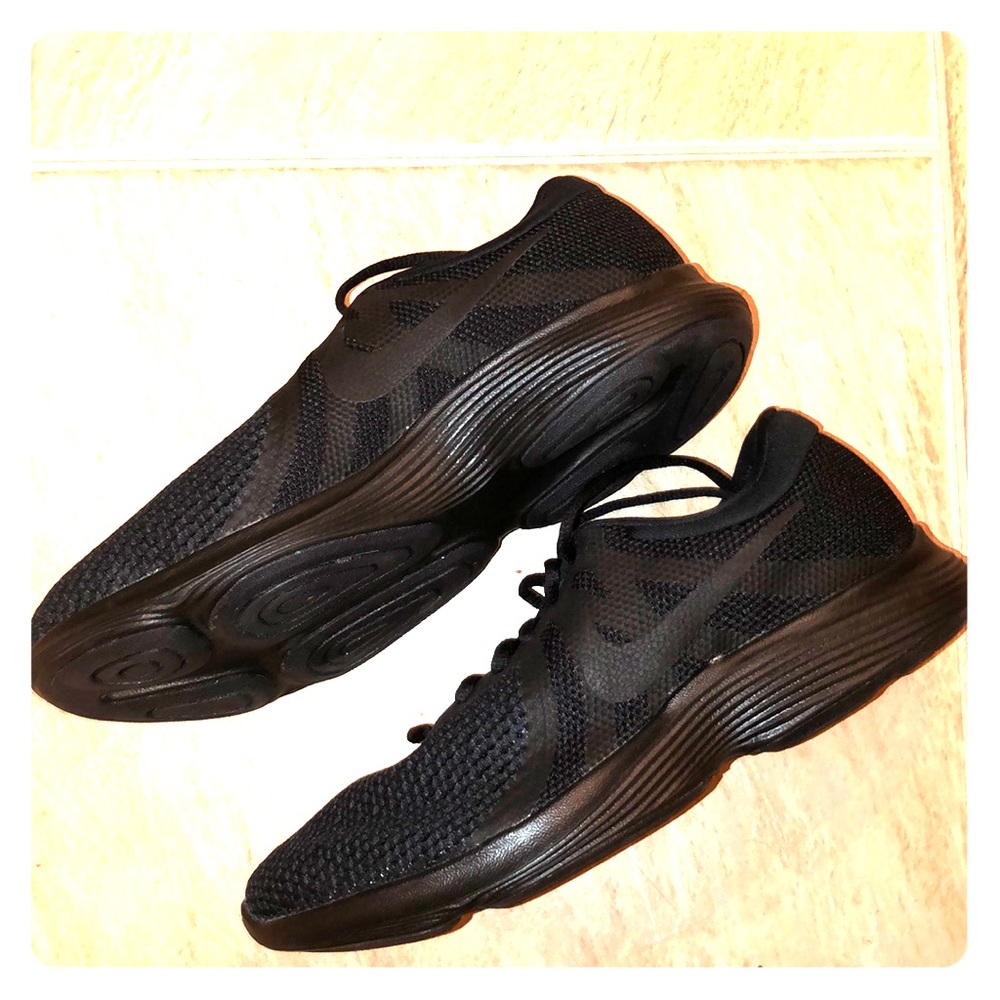 NIKE REVOLUTION 4. NEW IN BOX!!!